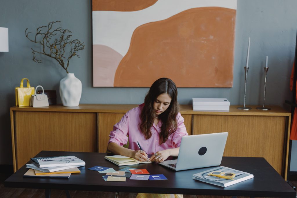 Comment créer un coin bureau inspirant et productif à la maison ?
