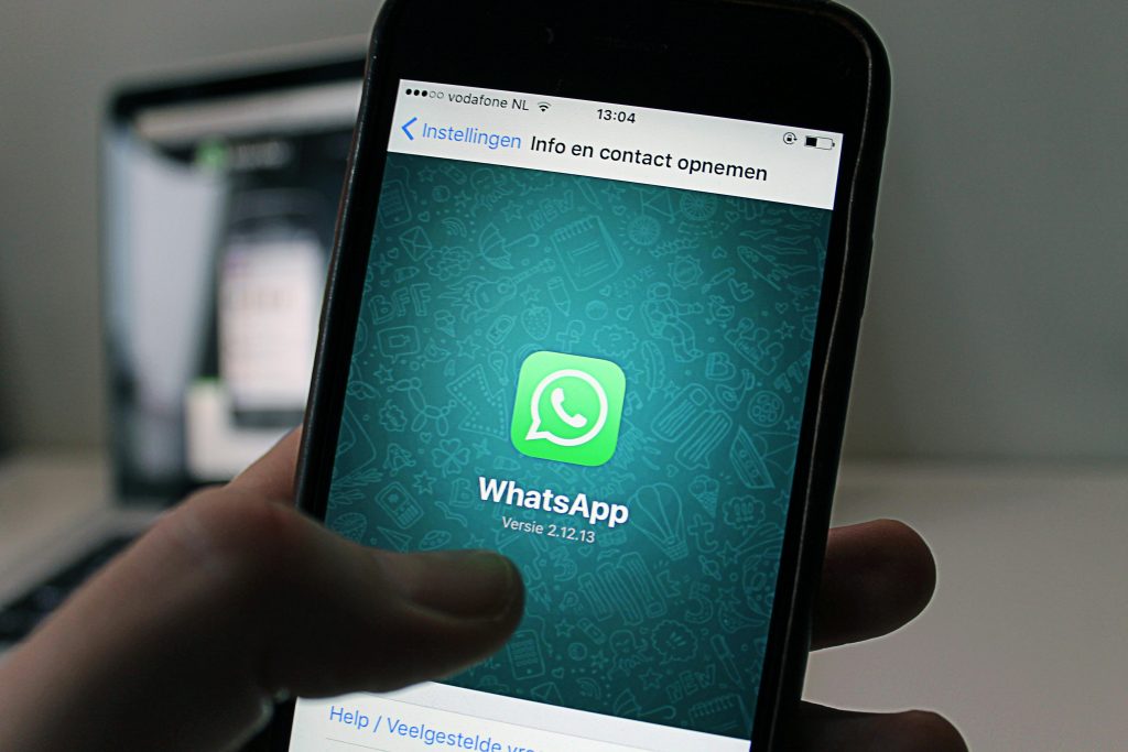 Comment savoir si deux contacts discutent ensemble sur WhatsApp