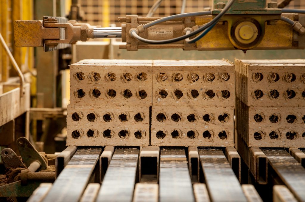 Production de masse : avantages, limites et exemples concrets